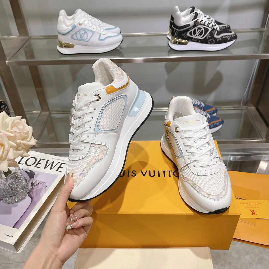 [L Family] P: 760💰Size 35-42 for women, 39-46 for men, (41.42 for women, 45.46 for men, customized) .LV Donkey Brand 🔥🔥LOUIS VUITTON Louis Vuitton's official website synchronizes the 2025 autumn and winter couple's models, which are now on the market, this Neo Run Away sneakers are inspired by running shoes, integrating LV's iconic must-have shoes into the trend. This version is a 1:1 replica of the original version. It is made of two-tone calfskin to highlight its simple lines and unique wedge outsole. Key details include the LV initials on the side and an engraved gold heel stabilizer on the back plus a 2cm hidden insole.
